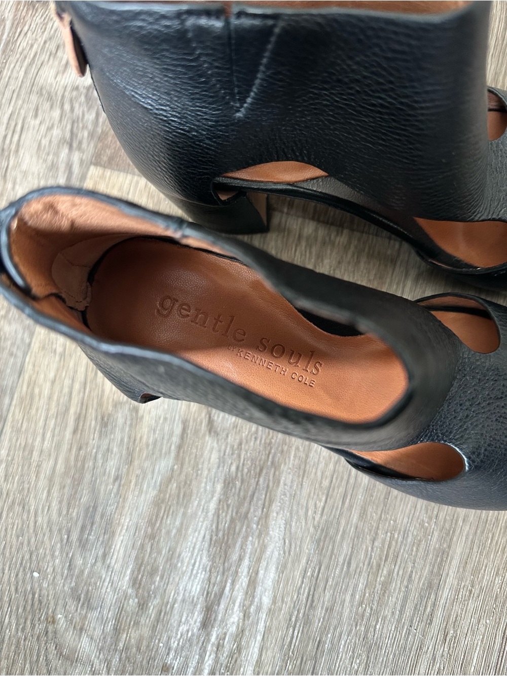 Kenneth Cole Black Leather Cutout Sandals Women’s Size 5.5 Low Heel Comfort Chic - Picture 6 of 9
